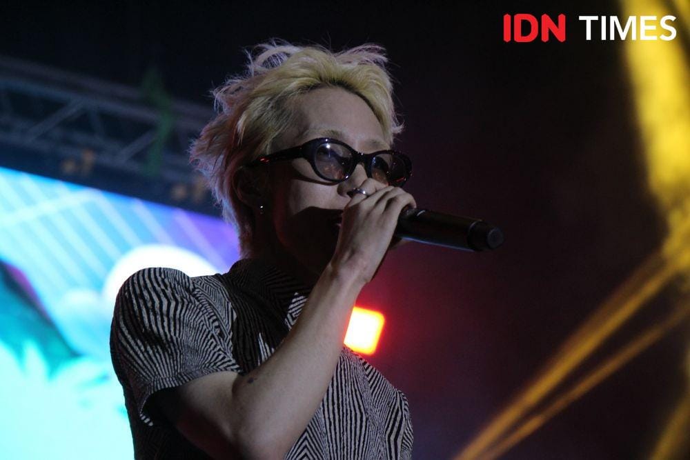 Aksi solois Korea Selatan, Zion. T, dalam festival GUDFEST di Helipad Parking Ground GBK Senayan, Jakarta, pada 3 November 2019. IDN TIMES/Nadia Umara