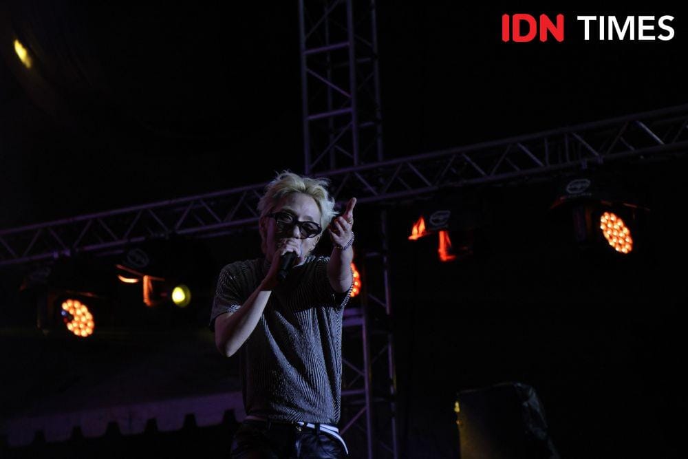 Aksi solois Korea Selatan, Zion. T, dalam festival GUDFEST di Helipad Parking Ground GBK Senayan, Jakarta, pada 3 November 2019. IDN TIMES/Nadia Umara