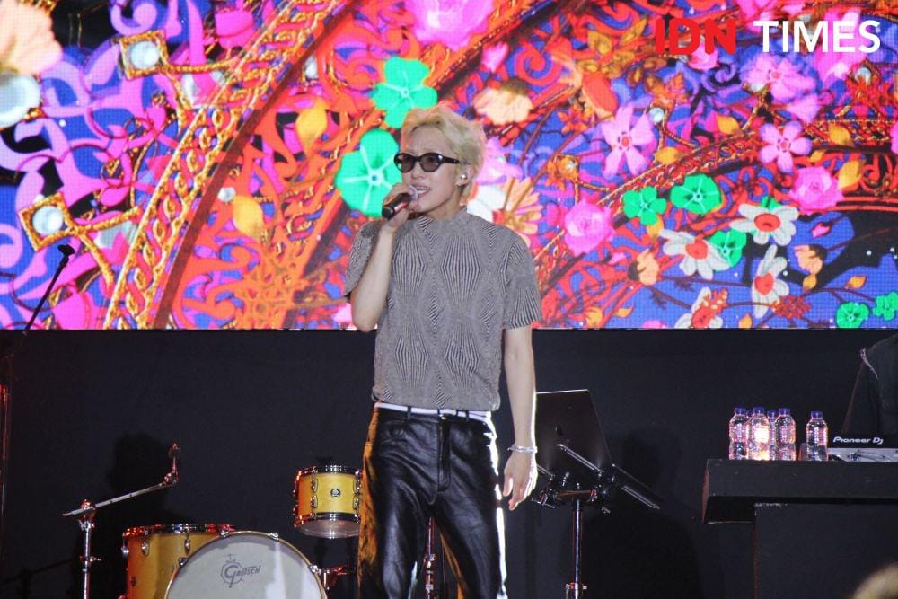 Aksi solois Korea Selatan, Zion. T, dalam festival GUDFEST di Helipad Parking Ground GBK Senayan, Jakarta, pada 3 November 2019. IDN TIMES/Nadia Umara