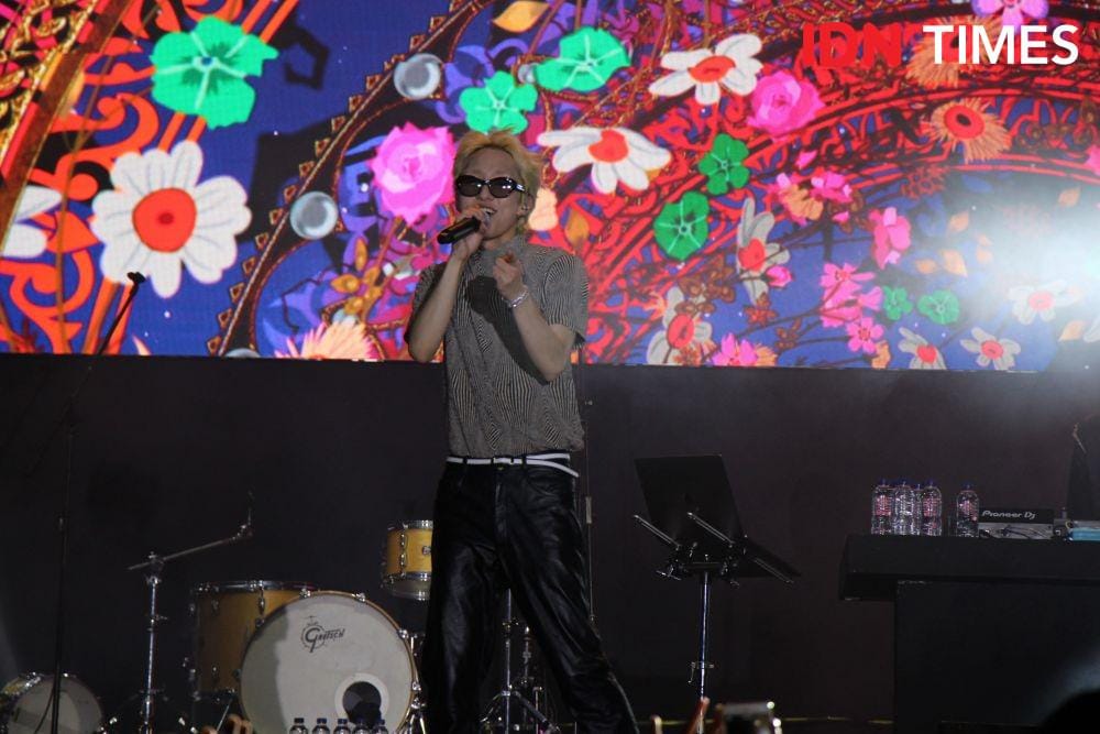 Aksi solois Korea Selatan, Zion. T, dalam festival GUDFEST di Helipad Parking Ground GBK Senayan, Jakarta, pada 3 November 2019. IDN TIMES/Nadia Umara