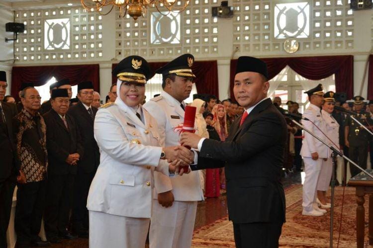 Gubernur Sugianto Sabran melantik Bupati perempuan pertama Kobar Nurhidayah. Dok.IDN Times/Istimewa