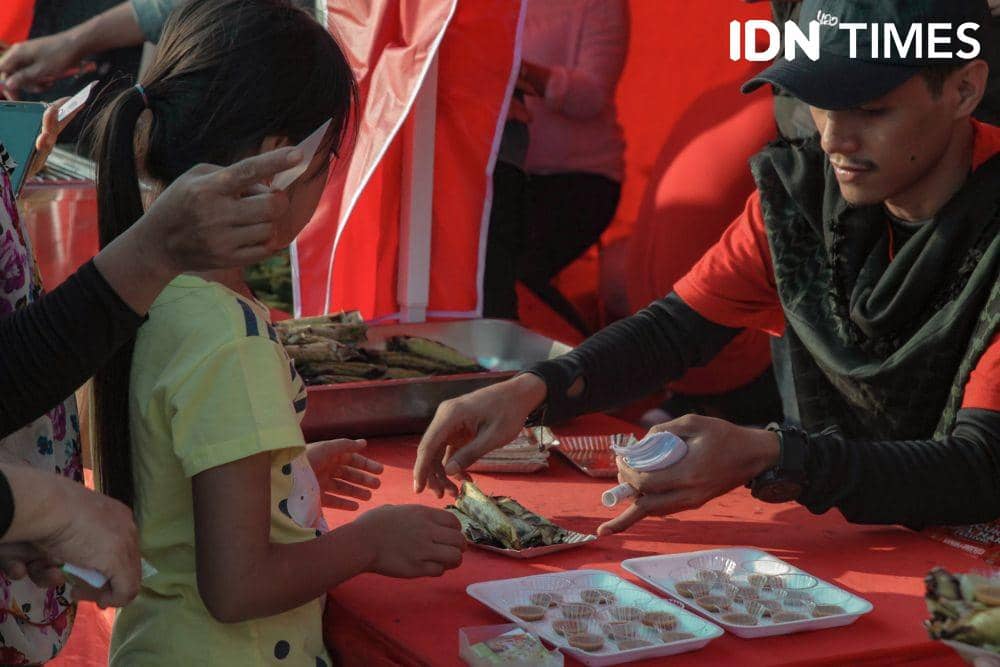 Pembagian otak-otak gratis. IDN Times/Prila Arofani