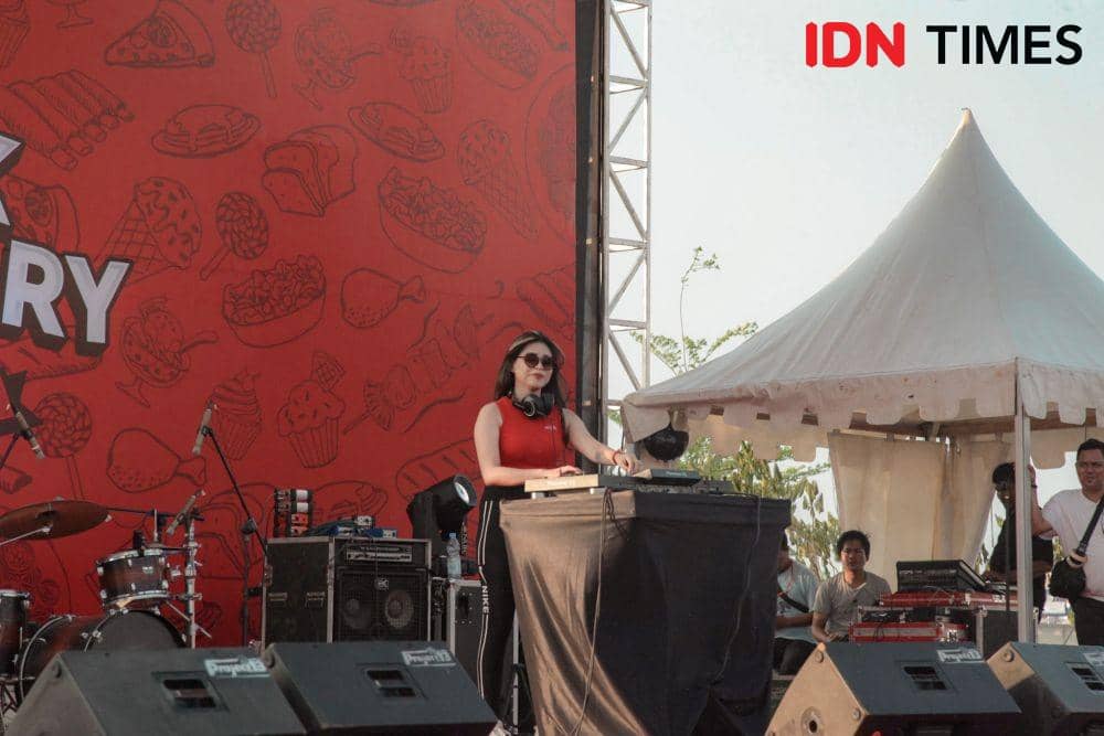 DJ menghibur pengunjung saat acara Pucuk Coolinary Festival. IDN Times/Prila Arofani