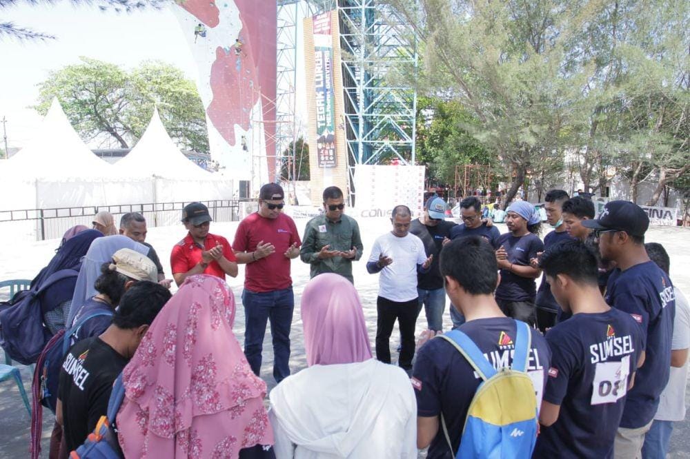 Tim panjat tebing Sumsel Porwil X Bengkulu berdoa bersama sebelum pertandingan/IDN Times/Istimewa