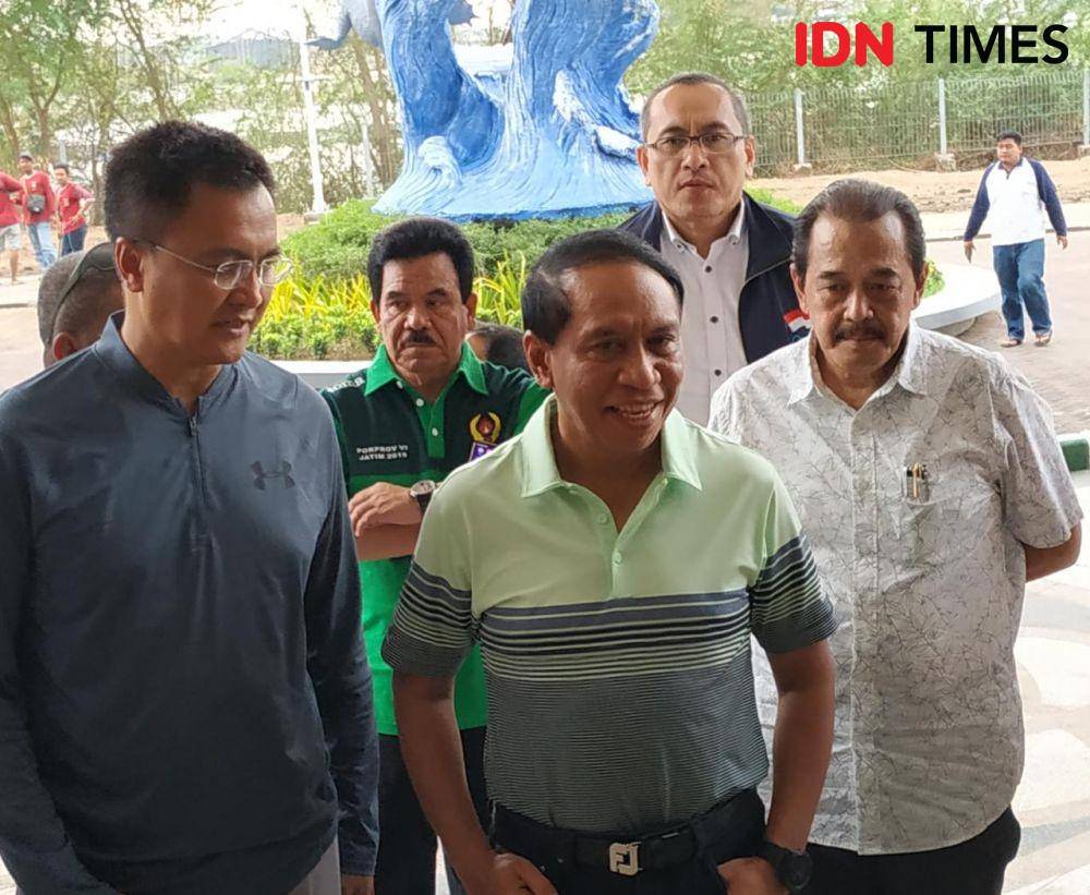 Menpora Zainudin Amali (tengah) bersama rombongan saat mengunjungi Stadion GBT, Minggu (3/11). IDN Times/Fitria Madia