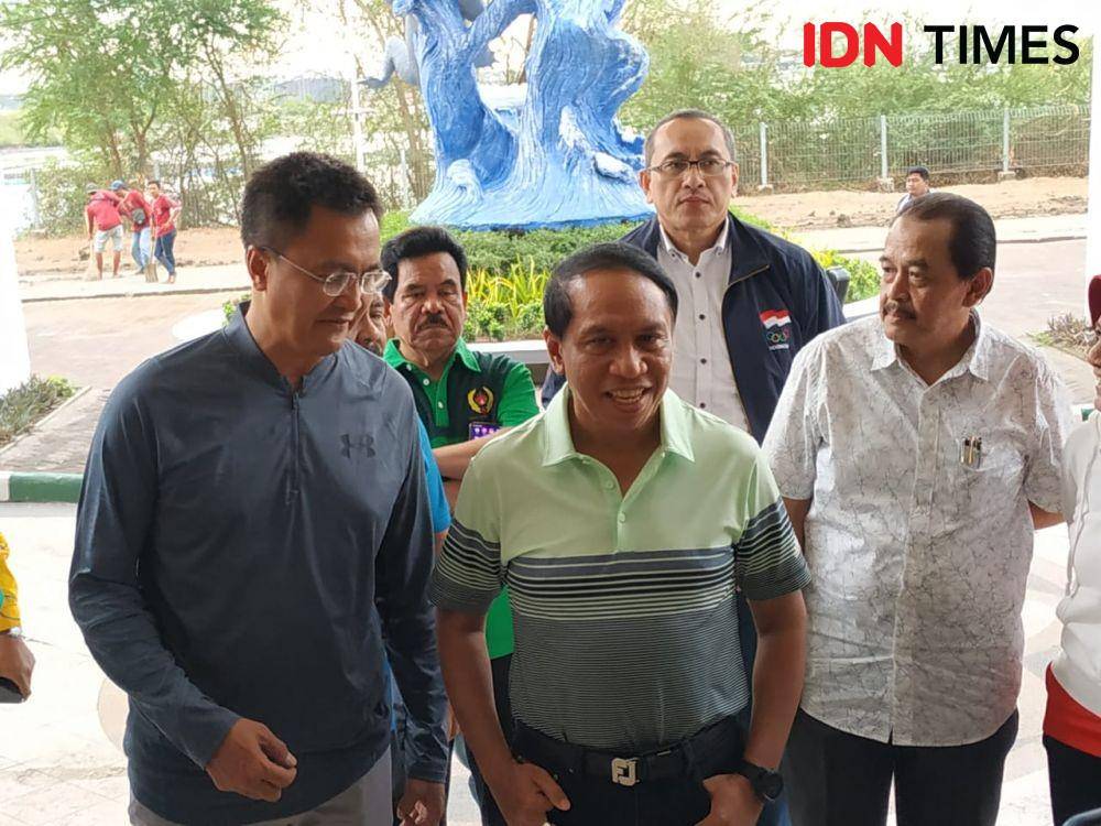 Menpora Zainudin Amali (tengah) bersama rombongan saat mengunjungi Stadion GBT, Minggu (3/11). IDN Times/Fitria Madia