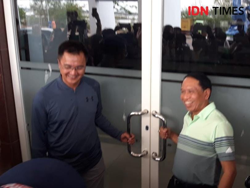 Menpora Zainudin Amali (kanan) bersama Kadispora Jatim Supratomo di depan pintu masuk Stadion GBT yang terkunci, Minggu (3/11). IDN Times/Fitria Madia
