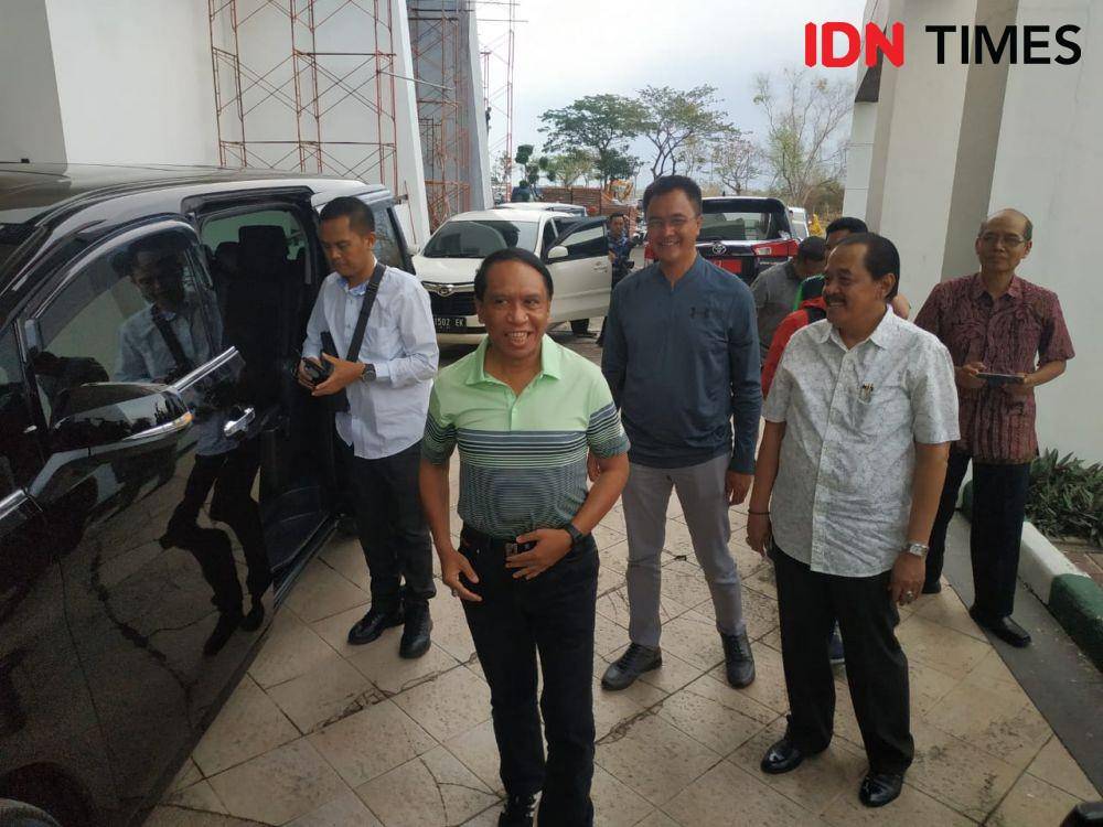 Menpora Zainudin Amali (dua dari kiri) bersama rombongan saat mengunjungi Stadion GBT, Minggu (3/11). IDN Times/Fitria Madia