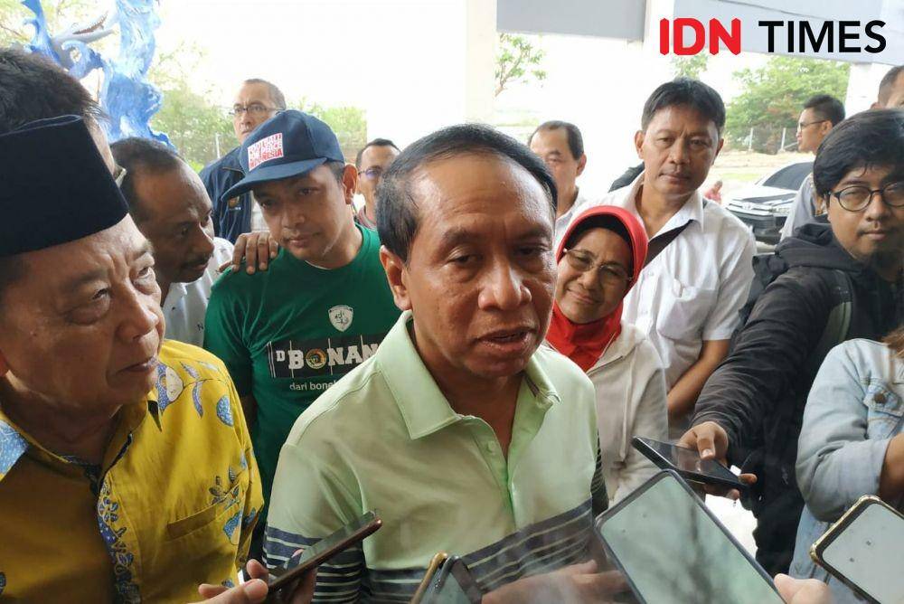Menpora Zainudin Amali bersama rombongan saat mengunjungi Stadion GBT, Minggu (3/11). IDN Times/Fitria Madia