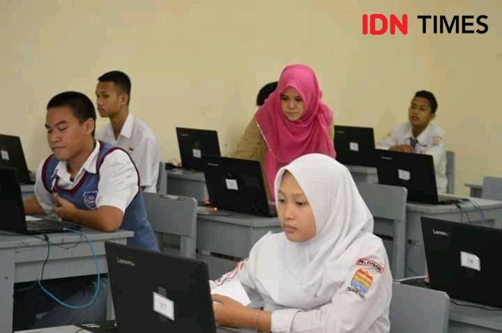 Ilustrasi siswa belajar menggunakan komputer (IDN Times/Feny Maulia Agustin)