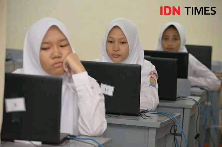 Ilustrasi siswa belajar menggunakan komputer (IDN Times/Feny Maulia Agustin)