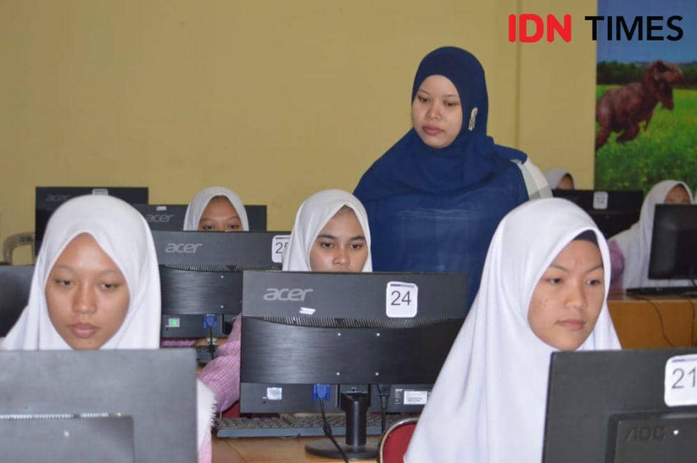 Ilustrasi siswa belajar menggunakan komputer (IDN Times/Feny Maulia Agustin)