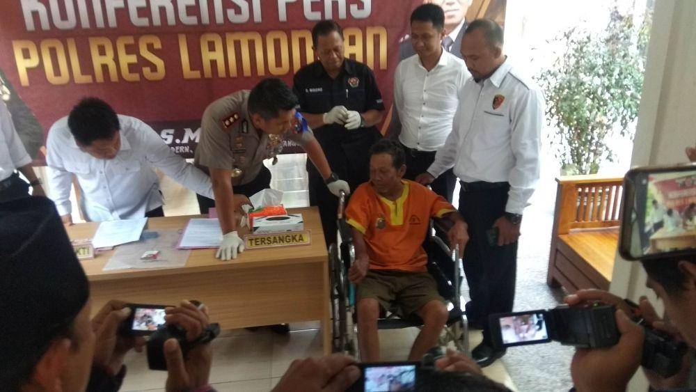 Pelaku RJ saat ditanya oleh beberapa petugas kepolisian. IDN Times/Imron