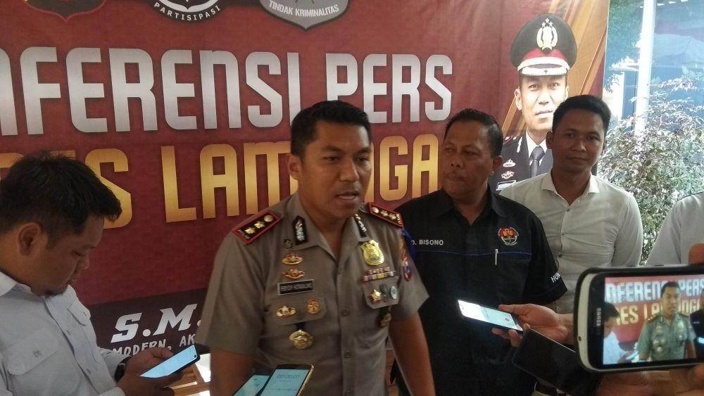 Kapolres Lamongan AKBP Feby DP Hutagalung tengah, saat memberikan keterangan kepada awak media. IDN Times/Imron