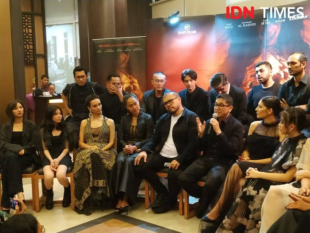 Jajaran para pemain, sutradara, dan penulis naskah film "Ratu Ilmu hitam" saat acara preskon dan press screening "Ratu Ilmu Hitam" di Epicentrum, Jakarta, (4/11). IDN Times/Erfah Nanda