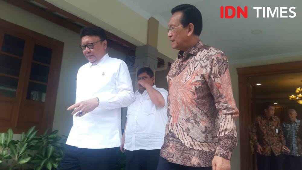 Menpan RB Tjahjo Kumolo dan Gubernur DIY, Sri Sultan HB X di Kantor Gubernur DIY, Komplek Kepatihan, Yogyakarta, Senin (4/11). (IDN Times/Tunggul Kumoro)