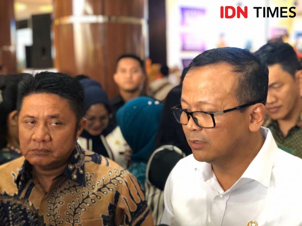 Gubernur Sumsel Herman Deru bersama Menteri Kelautan dan Perikanan, Edhy Prabowo, Senin (4/11) (IDN Times/Rangga Erfizal)