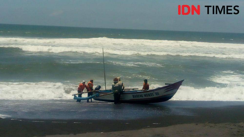 Nelayan Pantai Baru mendarat di pantai. IDN Times/Daruwaskita