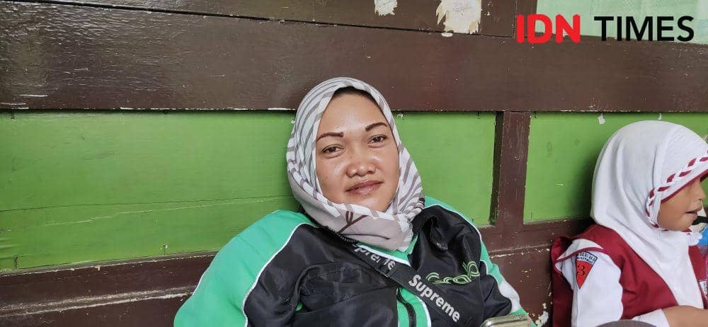 Dewi, pengemudi ojek daring, warga Markoni Atas kota Balikpapan - IDN Times/Maulana
