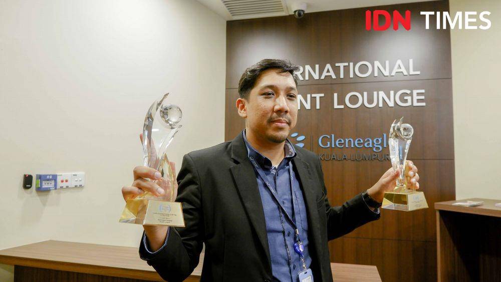 Manager International Marketing Gleneagles, Fazal Azwandi Bin Abu Bakar sedang menunjukkan prestasi Gleneagles kepada awak media dalam hospital visit dari MHTC di Rumah Sakit Gleneagles (31 Oktober 2019). IDN Times/Reza Iqbal