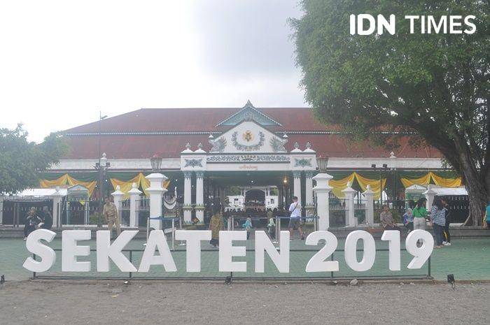 Bagian depan Keraton Yogyakarta dihias dengan tulisan Sekaten 2019. IDN Times/Pito Agustin Rudiana