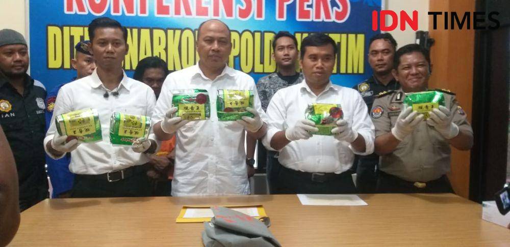 Jajaran Polda Kaltim menunjukan barang bukti sabu-sabu yang dikemas bungkusan teh kepada awak media, Senin (4/11) siang. IDN Times/Surya Aditya