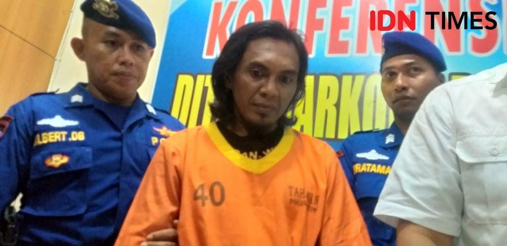 Tersangka kurir sabu-sabu 6 kg, Ilham, didampaingi petugas kepolisian. IDN Times/Surya Aditya