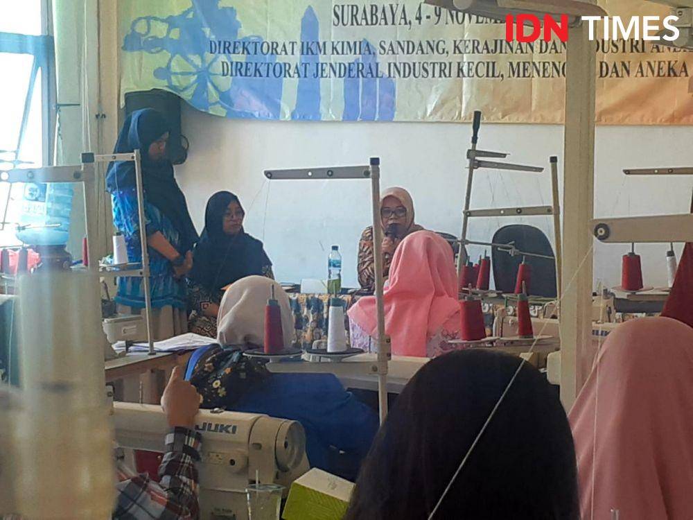 Kepala Seksi Pemberdayaan Industri Subdirektorat IKM Sandang dan kulit, Direktorat IKM Kimia, Sandang, Kerajinan dan Industri Aneka, Kemenperin, Siti Nurkomariyah saat memberikan pengarahan ke peserta Bimbingan dan Sertifikasi SKKNI IKM Pakaian Jadi di Surabaya, Senin (4/11). IDN Times/Ardiansyah Fajar