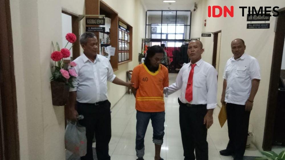 Ilham (baju orange) menjalani pemeriksaan di Mapolda Kaltim. IDN Times/Surya Aditya