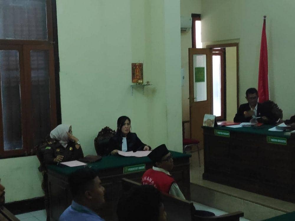 Sidang tuntutan terdakwa kasus pencabulan siswa, berinisial RSS di PN Surabaya, Senin (4/11). Dok.IDN Times/IstimewaDok.IDN Times/Istimewa