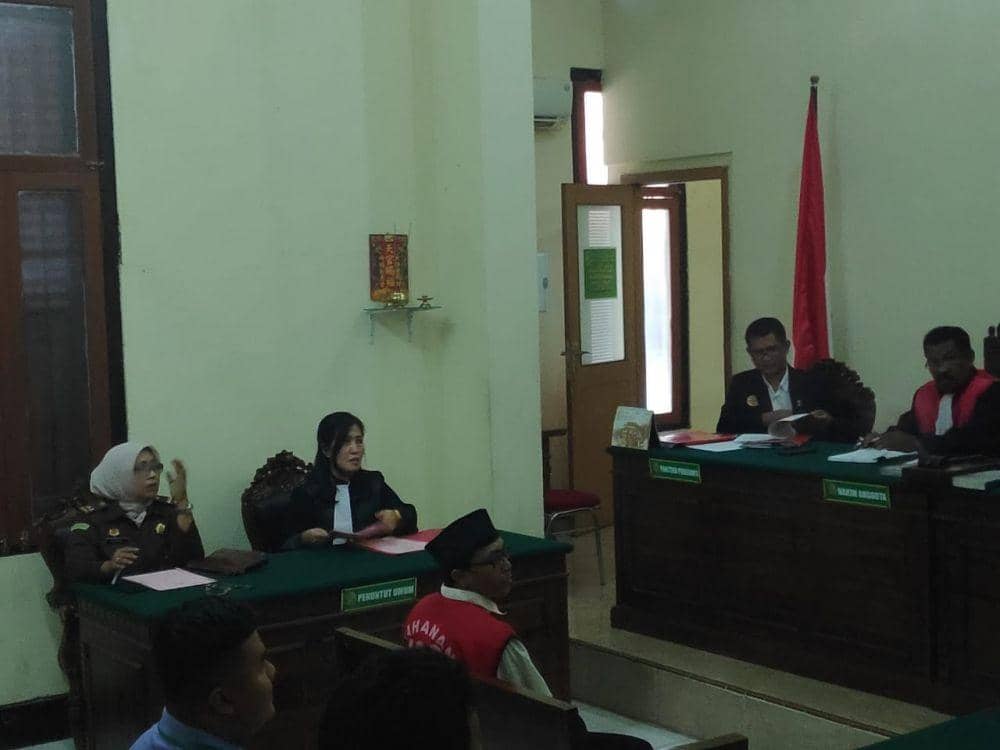 Sidang tuntutan terdakwa kasus pencabulan siswa, berinisial RSS di PN Surabaya, Senin (4/11). Dok.IDN Times/Istimewa