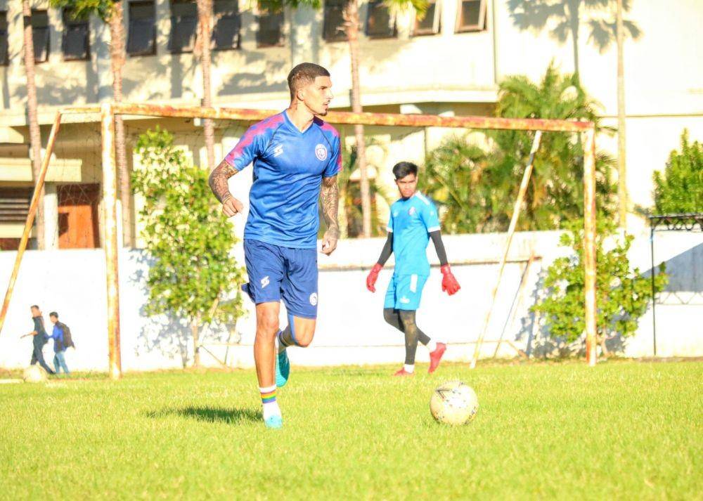 Stoper Arema FC, Arthur Cunha mengakui jadwal padat berefek pada kelelahan bagi pemain. IDN Times/ Alfi Ramadana