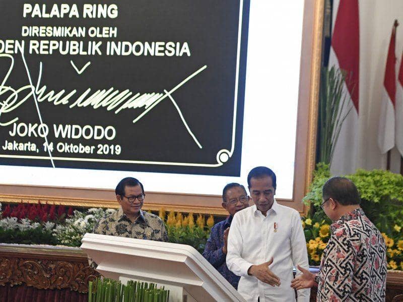 Presiden Joko Widodo bersama Menkominfo Rudiantara, Menko Perekonomian Darmin Nasution dan Seskab Pramono Anung meresmikan pengoperasian Palapa Ring di Istana Negara, Jakarta, pada 14 Oktober 2019. Palapa Ring tersebut akan menghubungkan 514 kabupaten dan kota melalui koneksi internet. ANTARA FOTO/Puspa Perwitasari