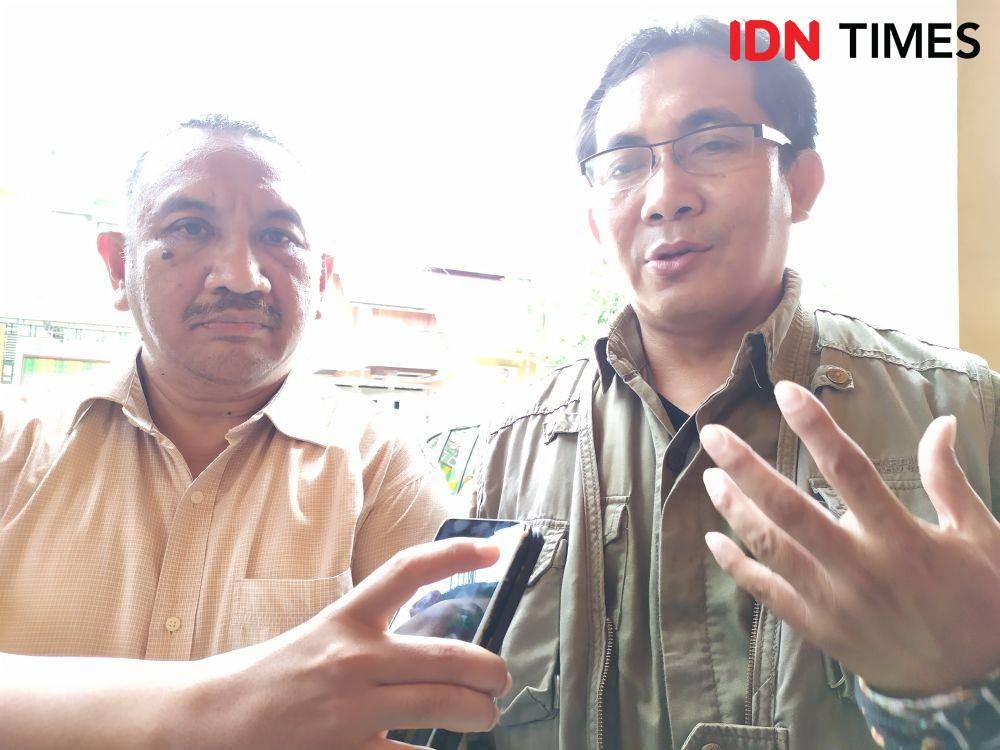 Ahmad Wijaya, consultant  Social  Expert FCPF Carbon Fund World Bank dan Kepala Biro Humas Setprov Kaltim Syafranuddin saat memberikan keterangan pers (IDN Times/Yuda Almerio)