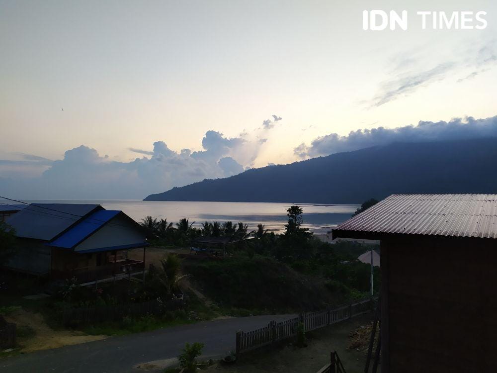 Suasana Teluk Sumbang di Berau pada pagi hari (IDN Times/Yuda Almerio)