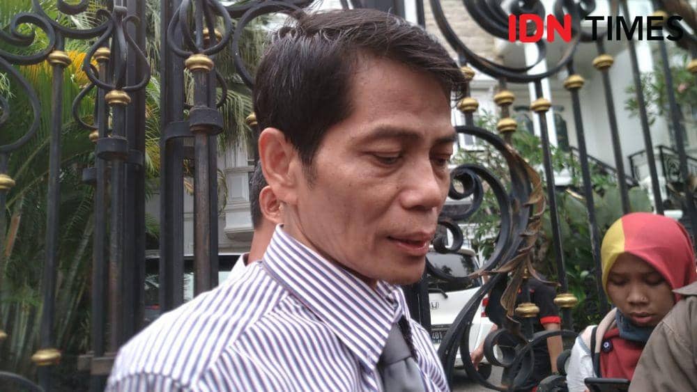 Pengacara Ishak Mekki, Dr Suharyono memberikan keterangan sebab penemuan bayi di dalam mesin cuci (IDN Times/Rangga Erfizal)