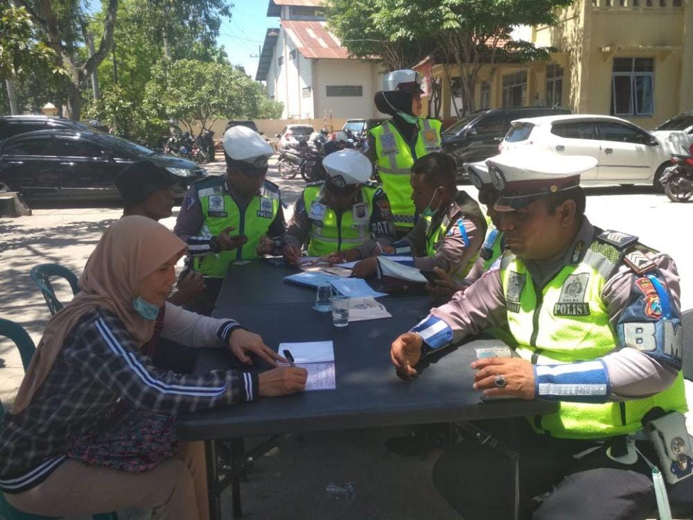 Petugas Satlantas Polres Ponorogo memberikan tilang kepada pengendara yang melanggar peraturan dan terjaring dalam operasi zebra 2019, Selasa (5/11). Dok.IDN Times/Istimewa
