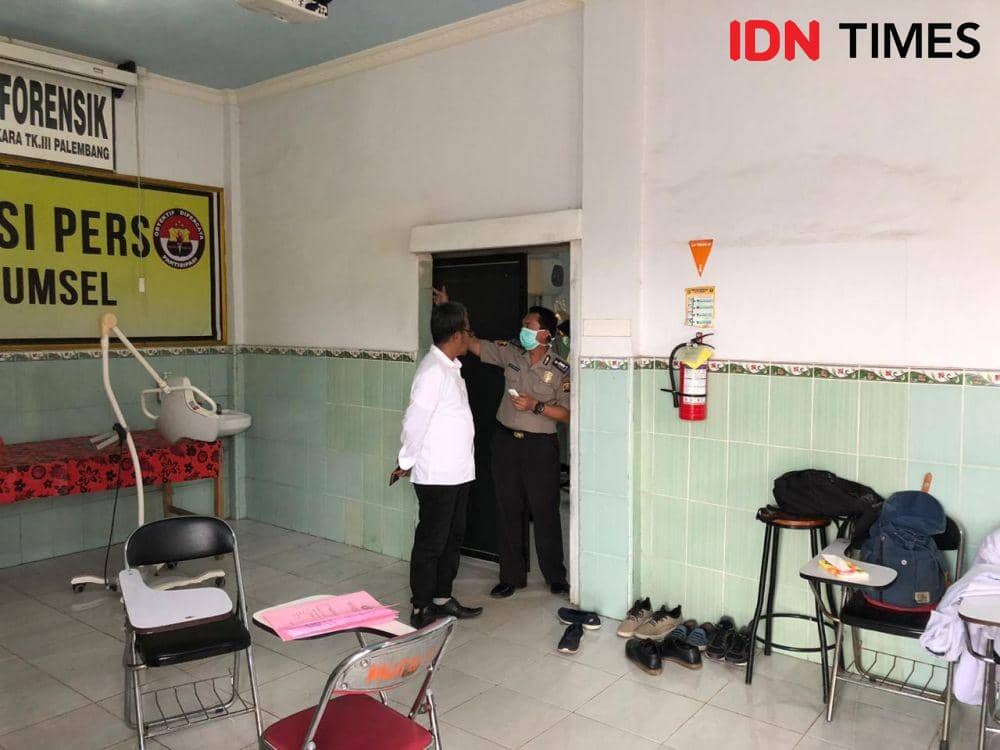Polisi lakukan visum terjadap bayo berusia satu hari (IDN Times/Rangga Erfizal)