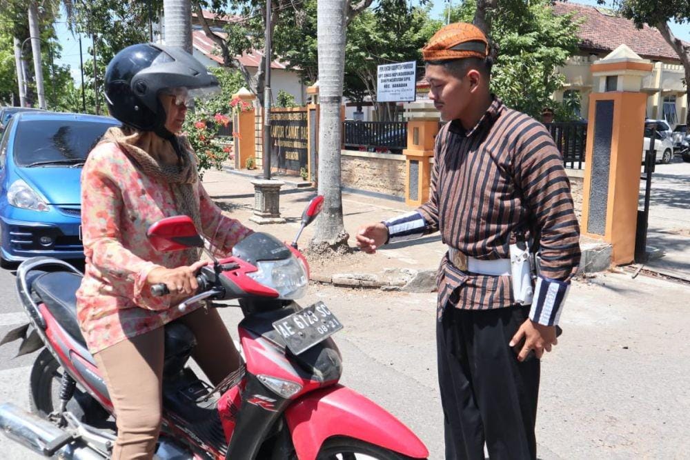 Personel Satlantas Polres Ponorogo berdandan ala HOS Cokroaminoto saat Operasi Zebra di jalur Ponorogo - Madiun, Selasa (5/11). Dok.IDN Times/Istimewa