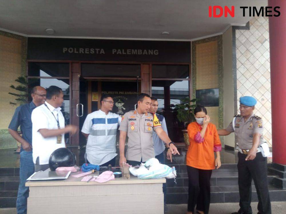 Tersangka Sutina, bersama Kapolresta Palembang, Kombes Pol Didi Hahamansyah (IDN Times/Rangga Erfizal)