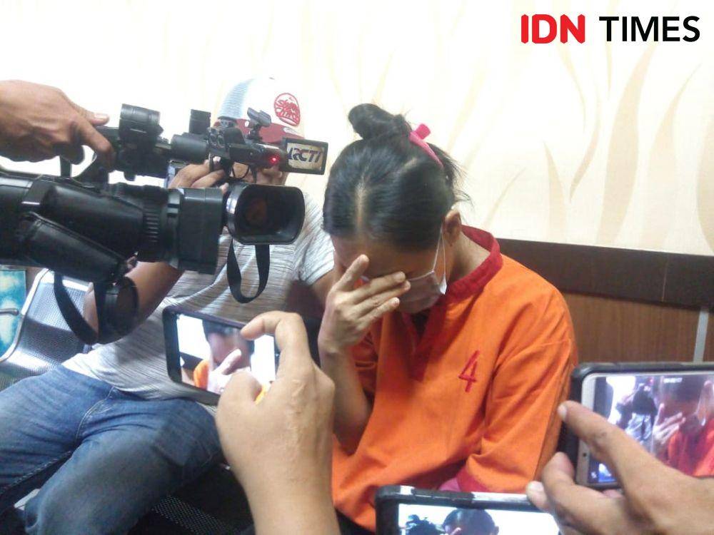 Tertunduk lesu, Tersangka sutina ditahan oleh Polresta Palembang usai membunuh anaknya (IDN Times/Rangga Erfizal)