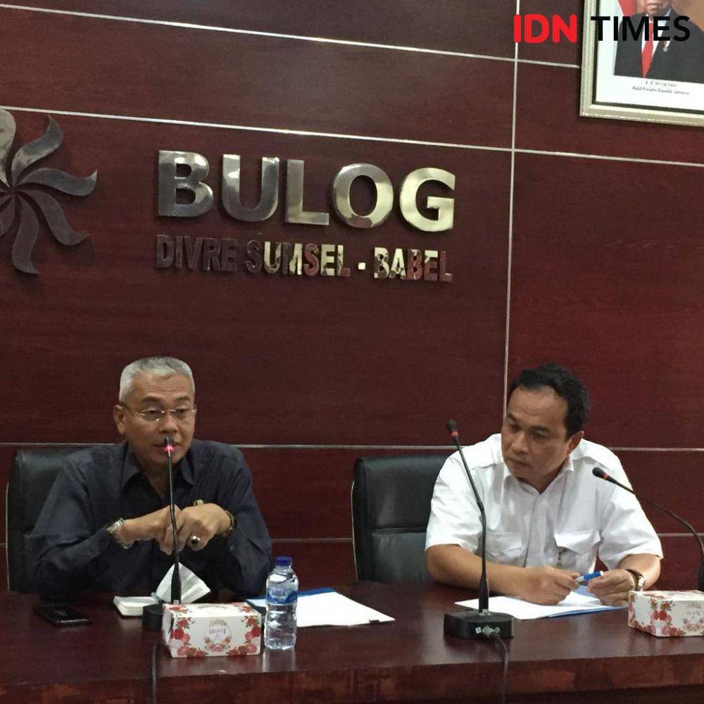 Pimpinan Wilayah Bulog Sumsel Babel, Ali Ahmad Najih Amsari bersama Kepala Dinas Perdagangan, Iwan Gunawan (IDN Times/Rangga Erfizal)
