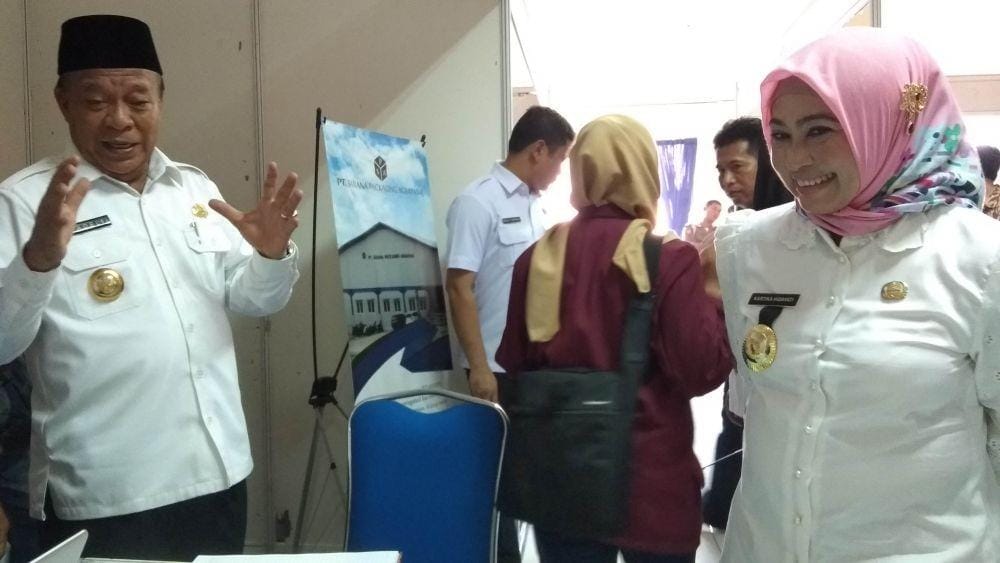 Bupati Lamongan Fadeli kiri saat meninjau lokasi bursa kerja di Disnaker. IDN Times/Imron