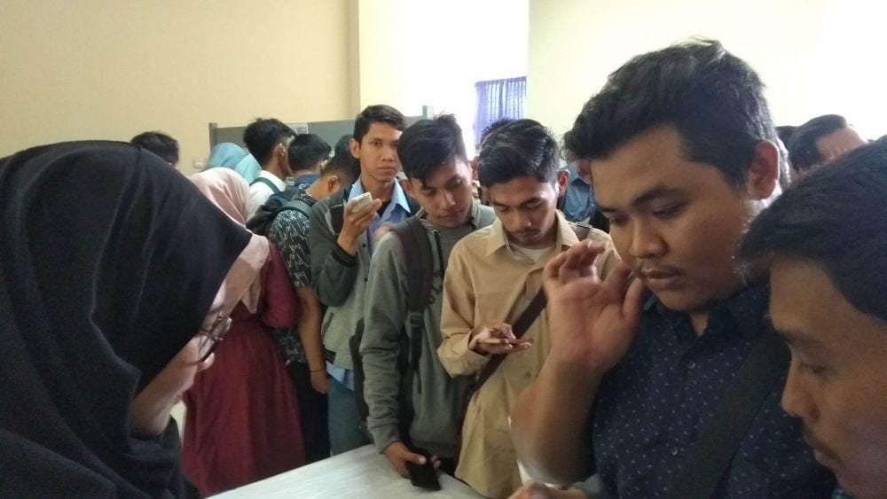 Ratusan warga tengah mencari informasi lowongan pekerjaan di Disnaker Lamongan. IDN Times/Imron