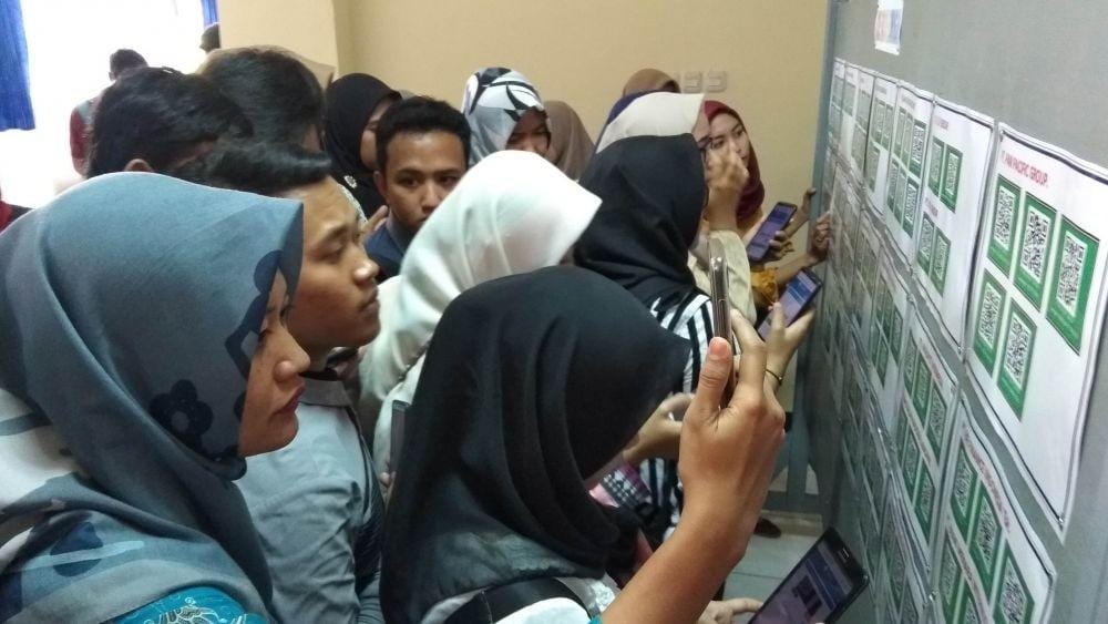 Ratusan warga tengah mencari informasi lowongan pekerjaan di Disnaker Lamongan. IDN Times/Imron