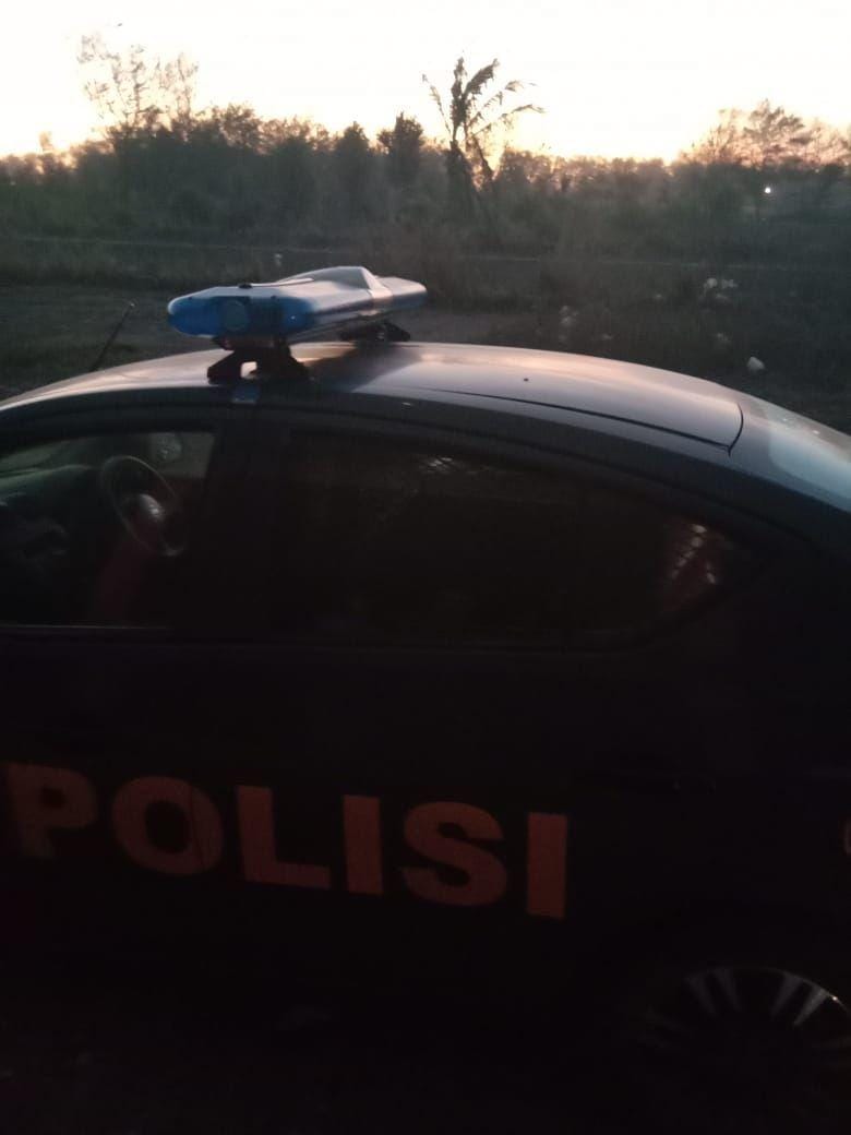 Mobil patroli datang ke lokasi kejadian perkara ditemukannya pemandu karaoke tewas. IDN Times/Istimewa k