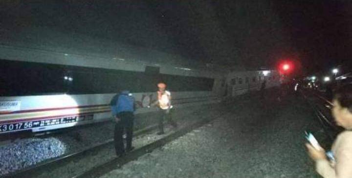 Kereta Wijayakusuma Anjlok di dekat Stasiun Barat, Kabupaten Magetan, Selasa (5/11) malam. Dok.IDN Times/Istimewa