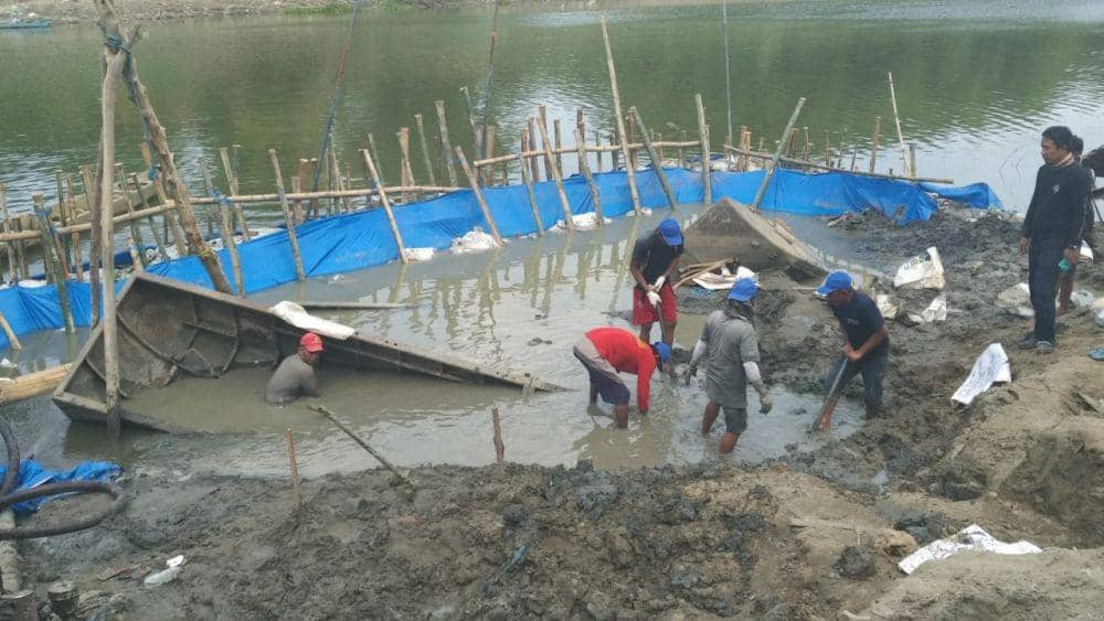 Sejumlah pekerja melakukan penggalian tanah di lokasi penemuan perahu baja di Lamongan. IDN Times/Imron
