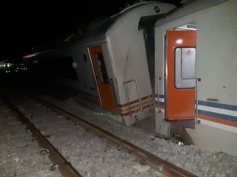Kereta Wijayakusuma anjlok dari rel di sekitar Stasiun Barat, Kabupaten Magetan, Selasa (5/11) malam. Dok.IDN Times/istimewa