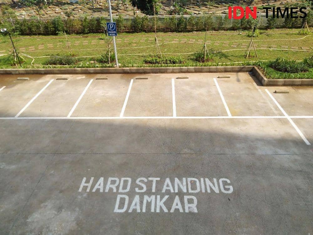Parkir mobil di rumah Dp 0 Klapa Village di Pondok Kelapa, Jakarta Timur, Rabu (6/11) IDN Times / Dini suciaginingrum